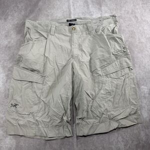 Arc'teryx Shorts Men's 38 Gray Lightweight Gorpcore Hiking Outdoor Zip Pocket